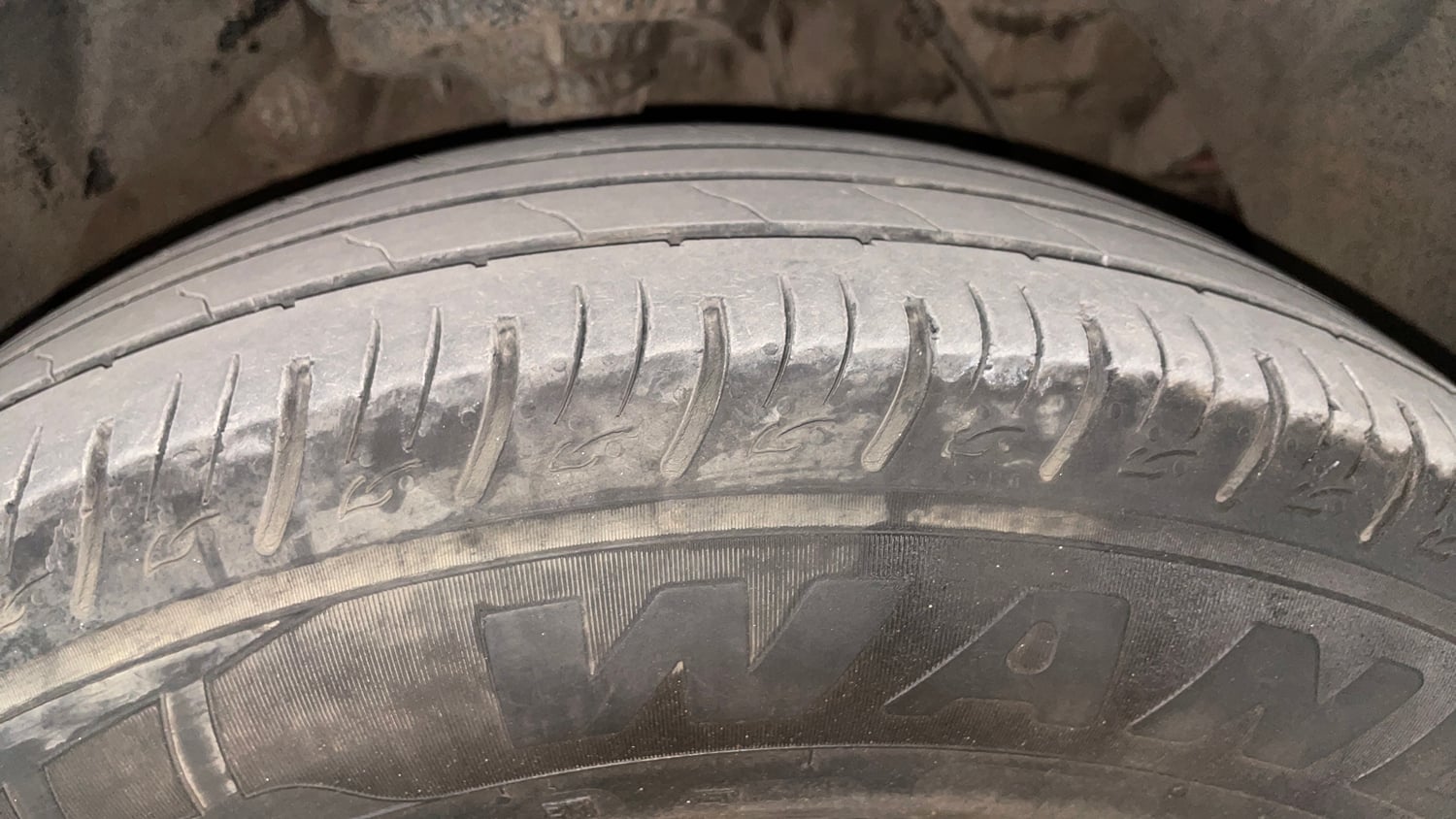 Used 2022 Mahindra XUV 300 W8 (O) 1.5 Diesel AMT Diesel Automatic tyres RIGHT FRONT TYRE TREAD VIEW