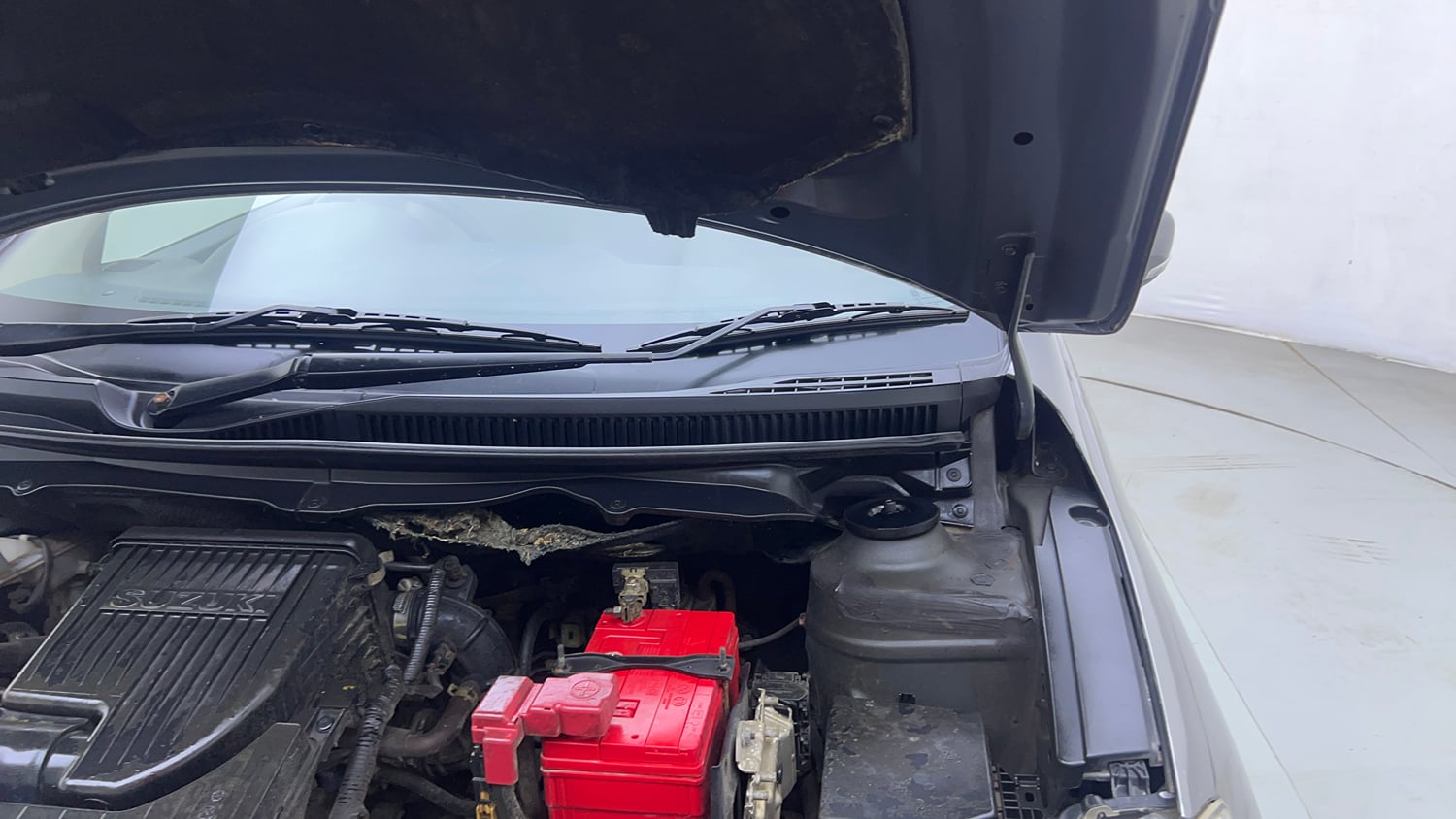 Used 2018 Maruti Suzuki Ciaz Alpha 1.4 MT Petrol Manual engine ENGINE LEFT SIDE HINGE & APRON VIEW