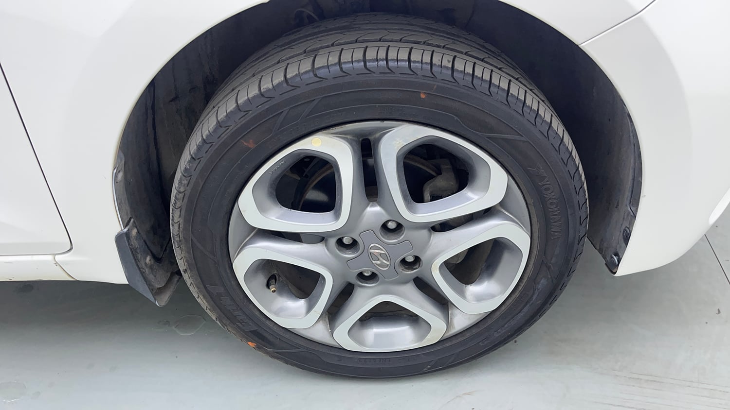 Used 2018 Hyundai Elite i20 Asta 1.2 Dual Tone Petrol Manual tyres RIGHT FRONT TYRE RIM VIEW