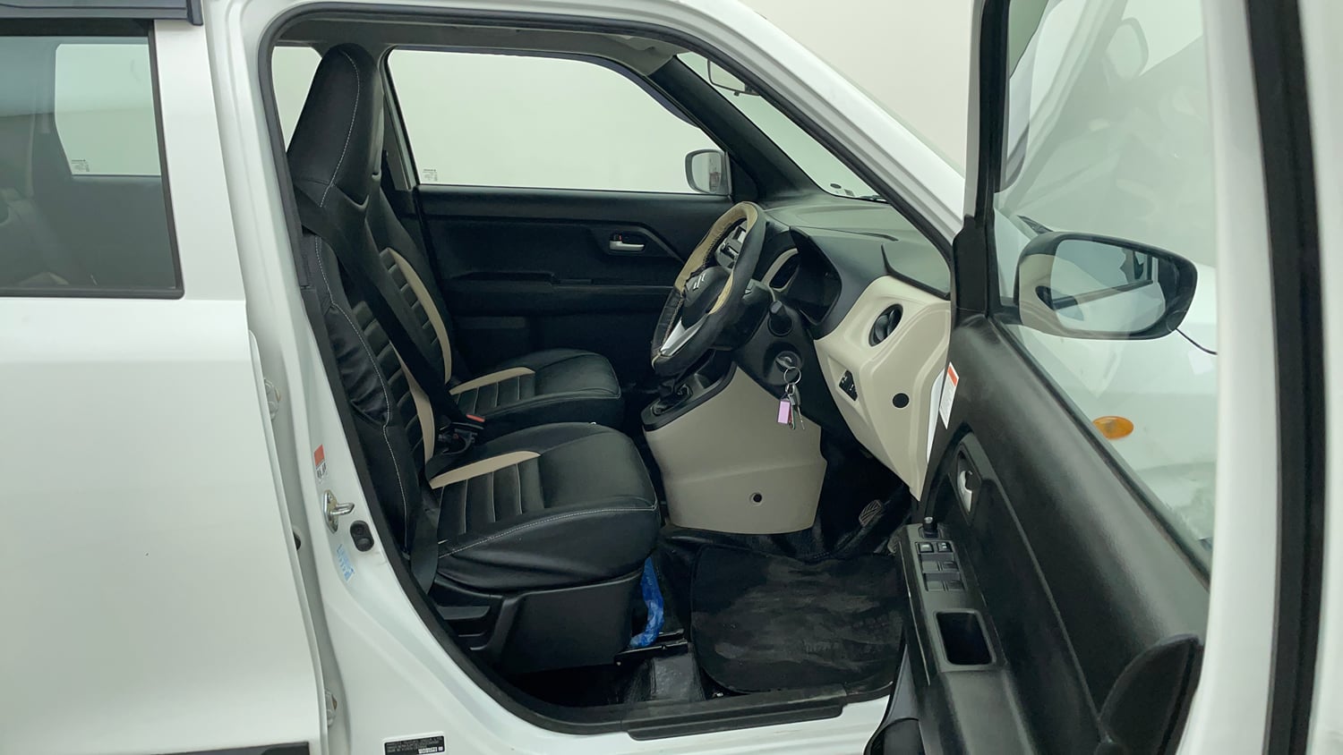 Used 2025 Maruti Suzuki Wagon R VXI 1.0 CNG Cng Manual interior RIGHT SIDE FRONT DOOR CABIN VIEW