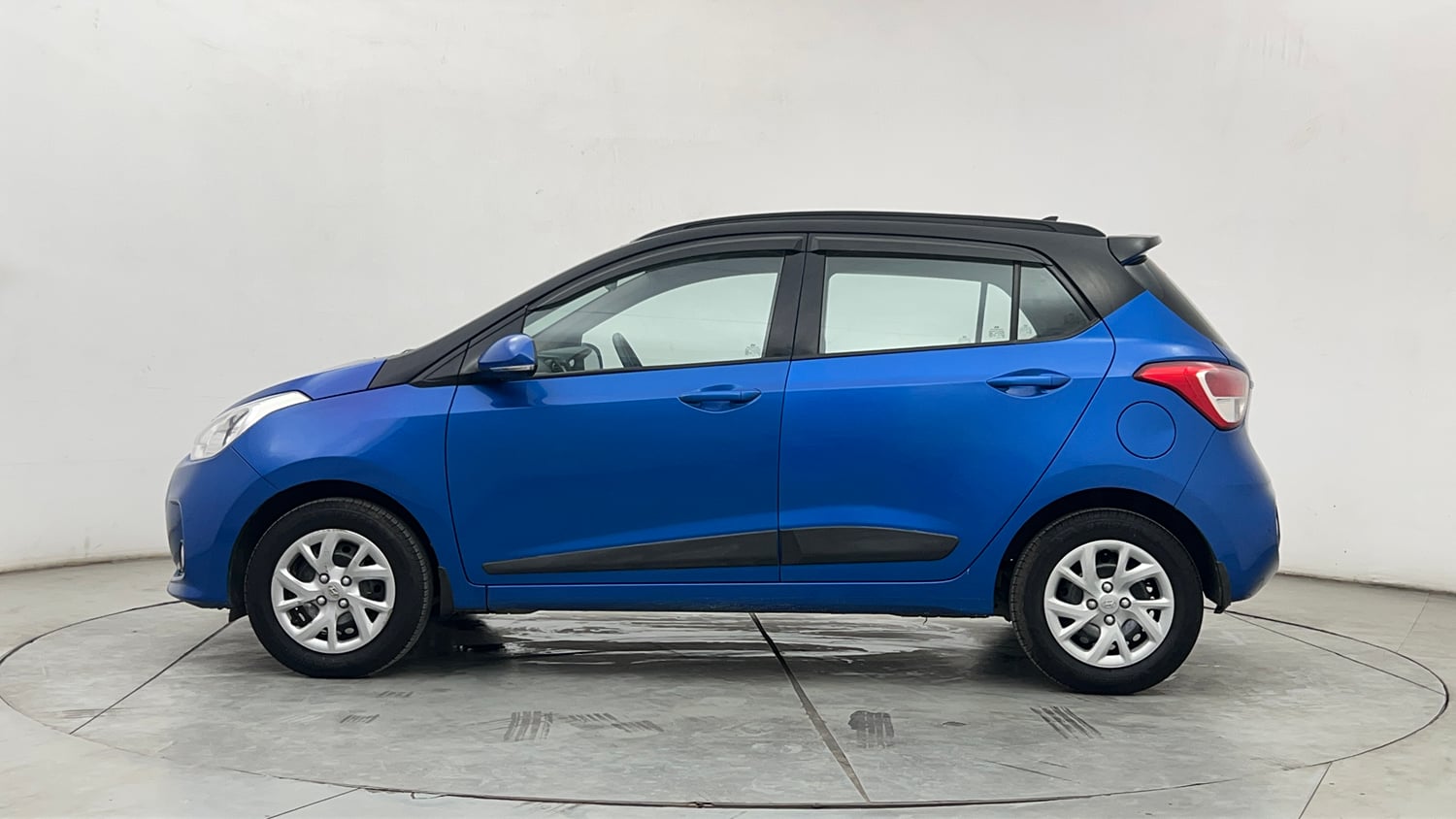 Used 2018 Hyundai Grand i10 Sportz 1.2 Kappa VTVT Dual Tone Petrol Manual exterior LEFT SIDE VIEW