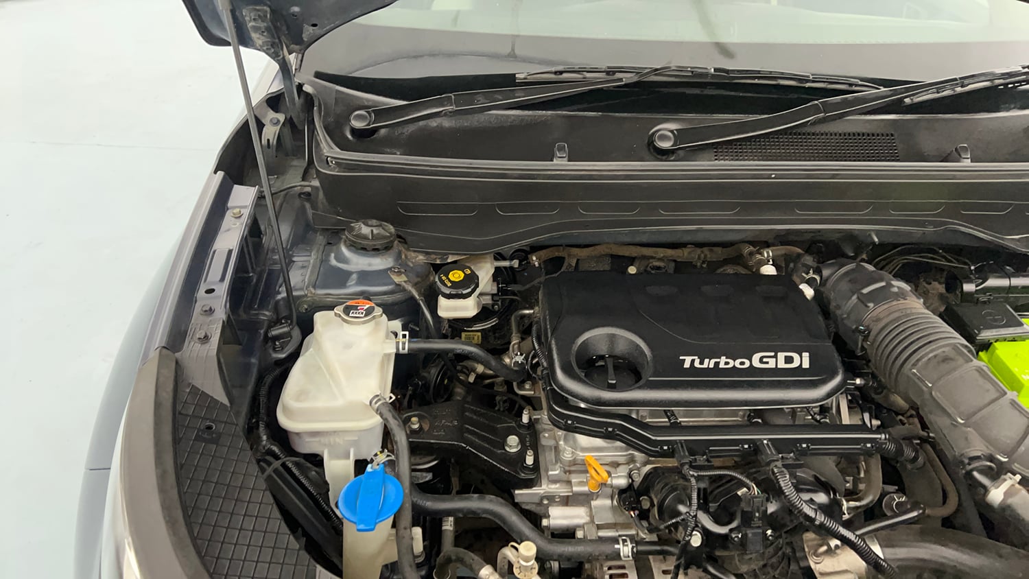 Used 2019 Hyundai Venue SX Plus 1.0L Turbo DCT Sport Petrol Automatic engine ENGINE RIGHT SIDE HINGE & APRON VIEW