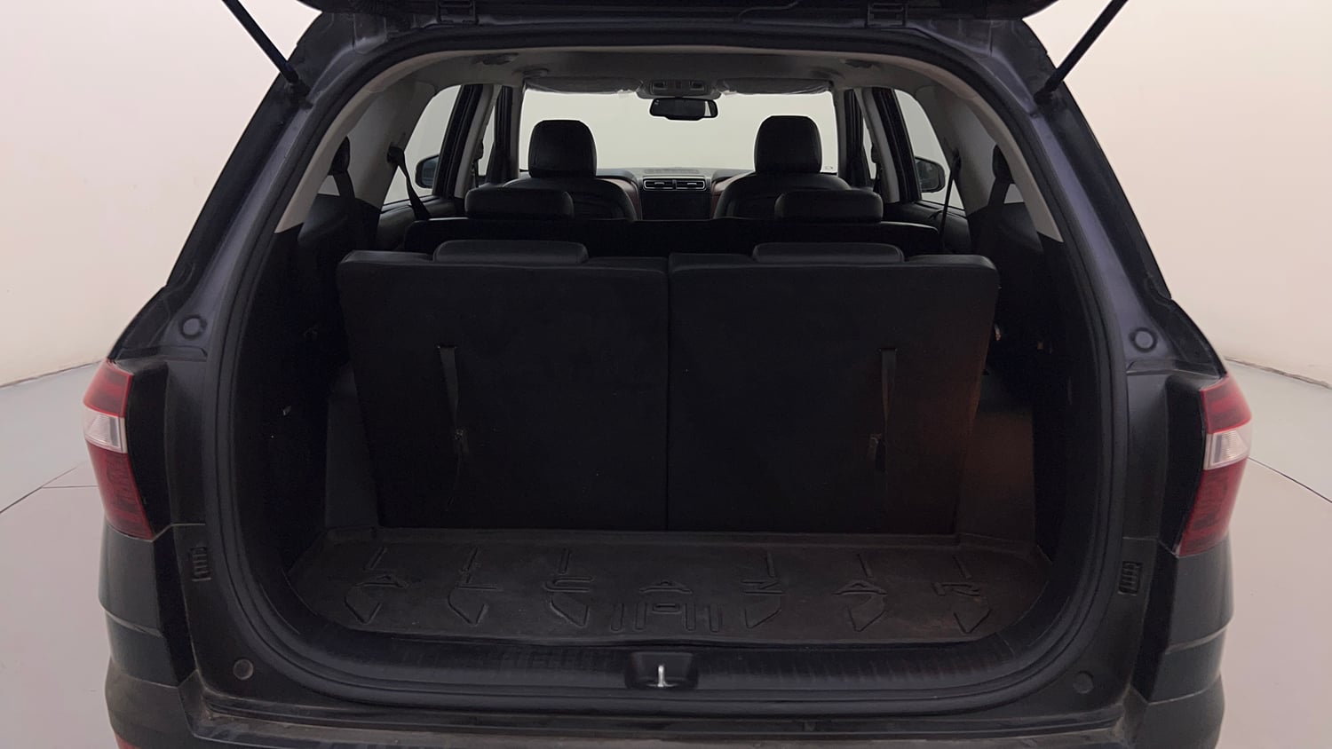 Used 2022 Hyundai Alcazar Signature (O) 7 Seater 1.5 Diesel AT Diesel Automatic interior DICKY INSIDE VIEW
