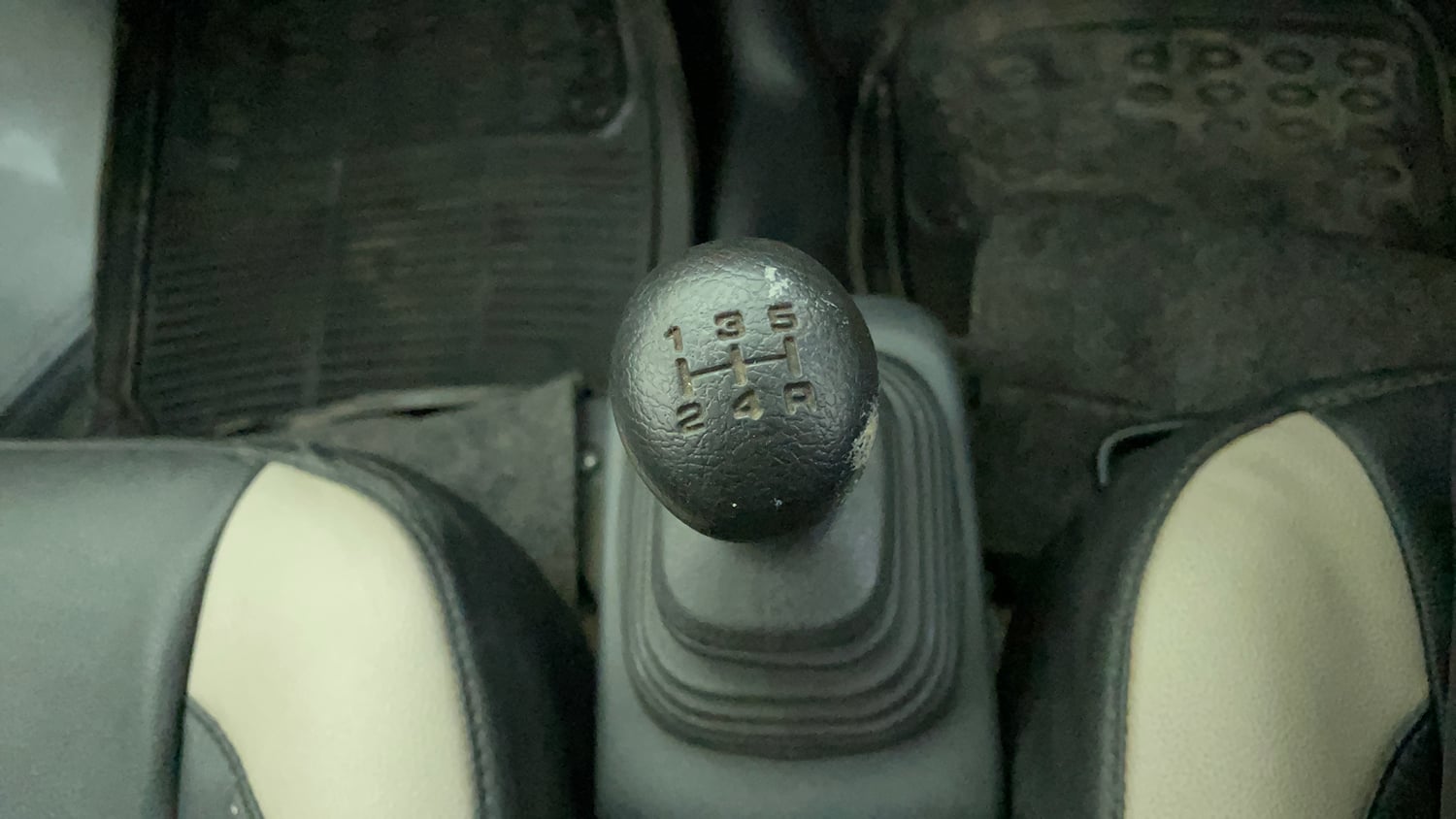 Used 2016 Maruti Suzuki Eeco 5 STR WITH A/C+HTR Petrol Manual interior GEAR  KNOB VIEW