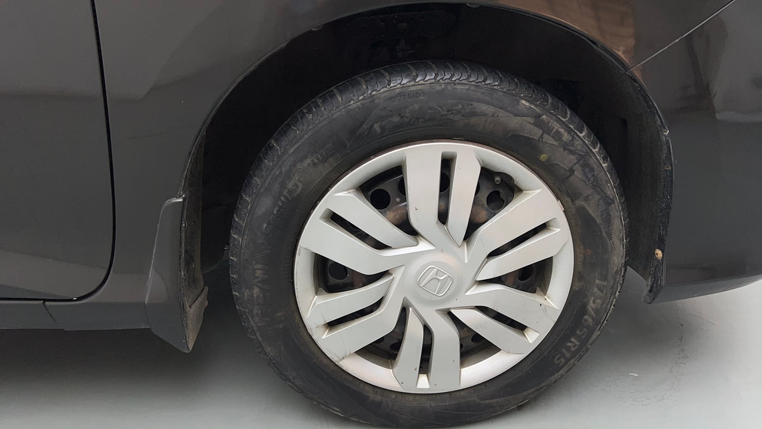 Used 2016 Honda City SV CVT Petrol Automatic tyres RIGHT FRONT TYRE RIM VIEW