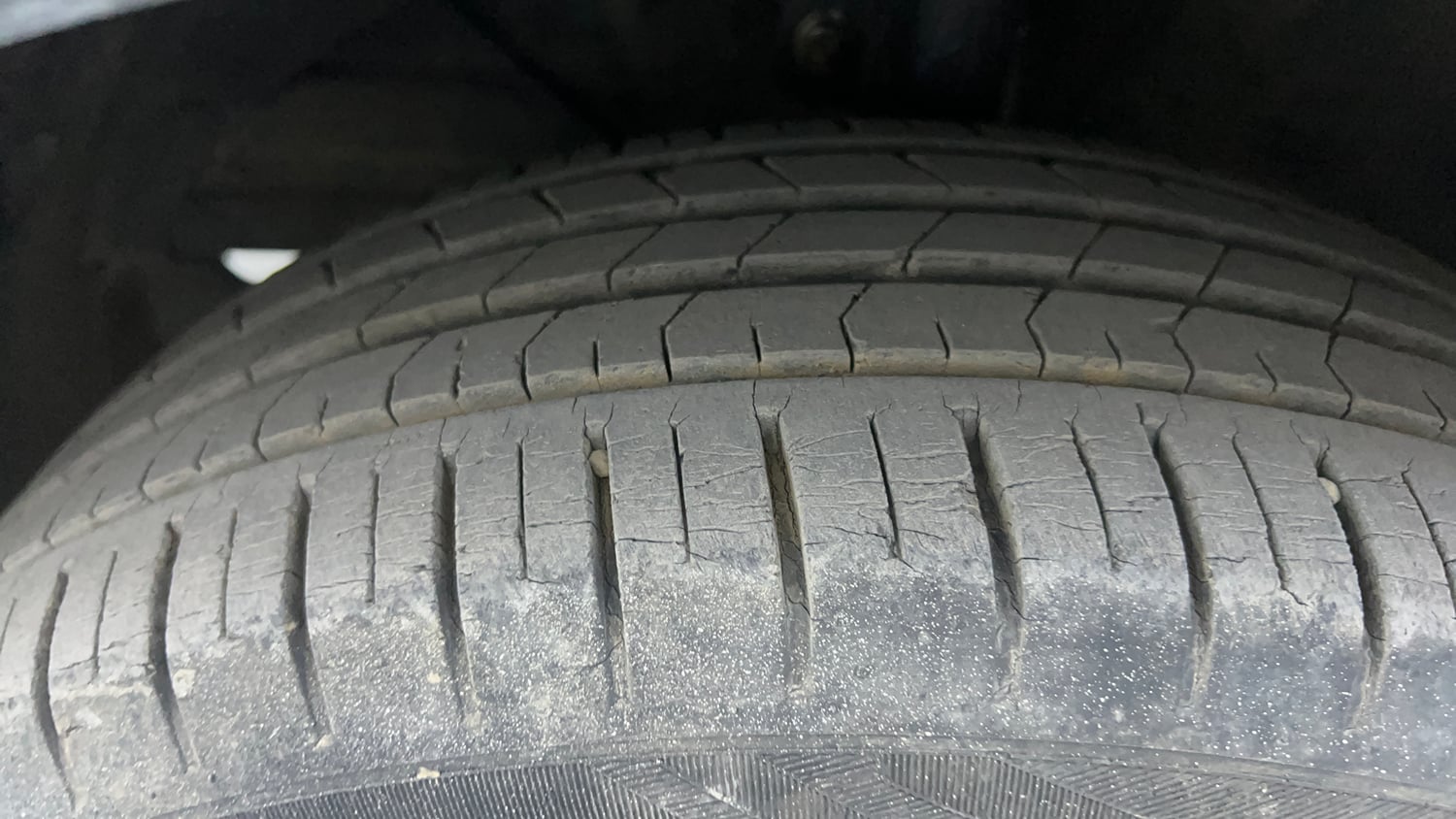 Used 2016 Maruti Suzuki Baleno Alpha 1.2 Petrol Manual tyres LEFT FRONT TYRE TREAD VIEW
