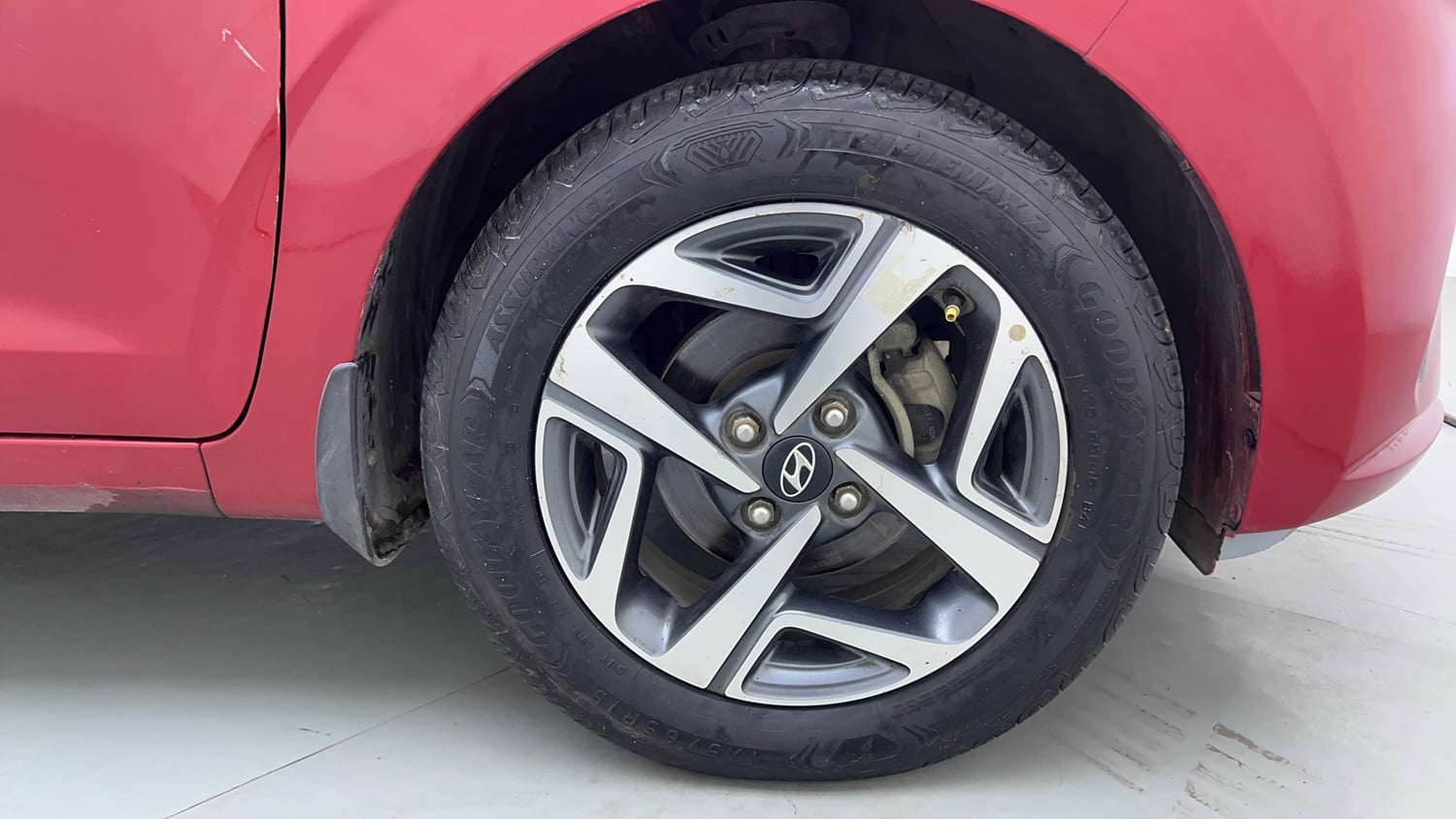 Used 2021 Hyundai Aura SX Plus 1.2 AMT Petrol Petrol Automatic tyres RIGHT FRONT TYRE RIM VIEW