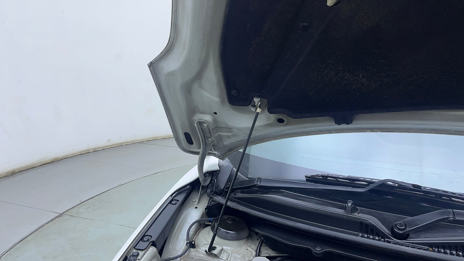 Used 2020 Toyota Glanza V CVT Petrol Automatic engine ENGINE RIGHT SIDE HINGE & APRON VIEW