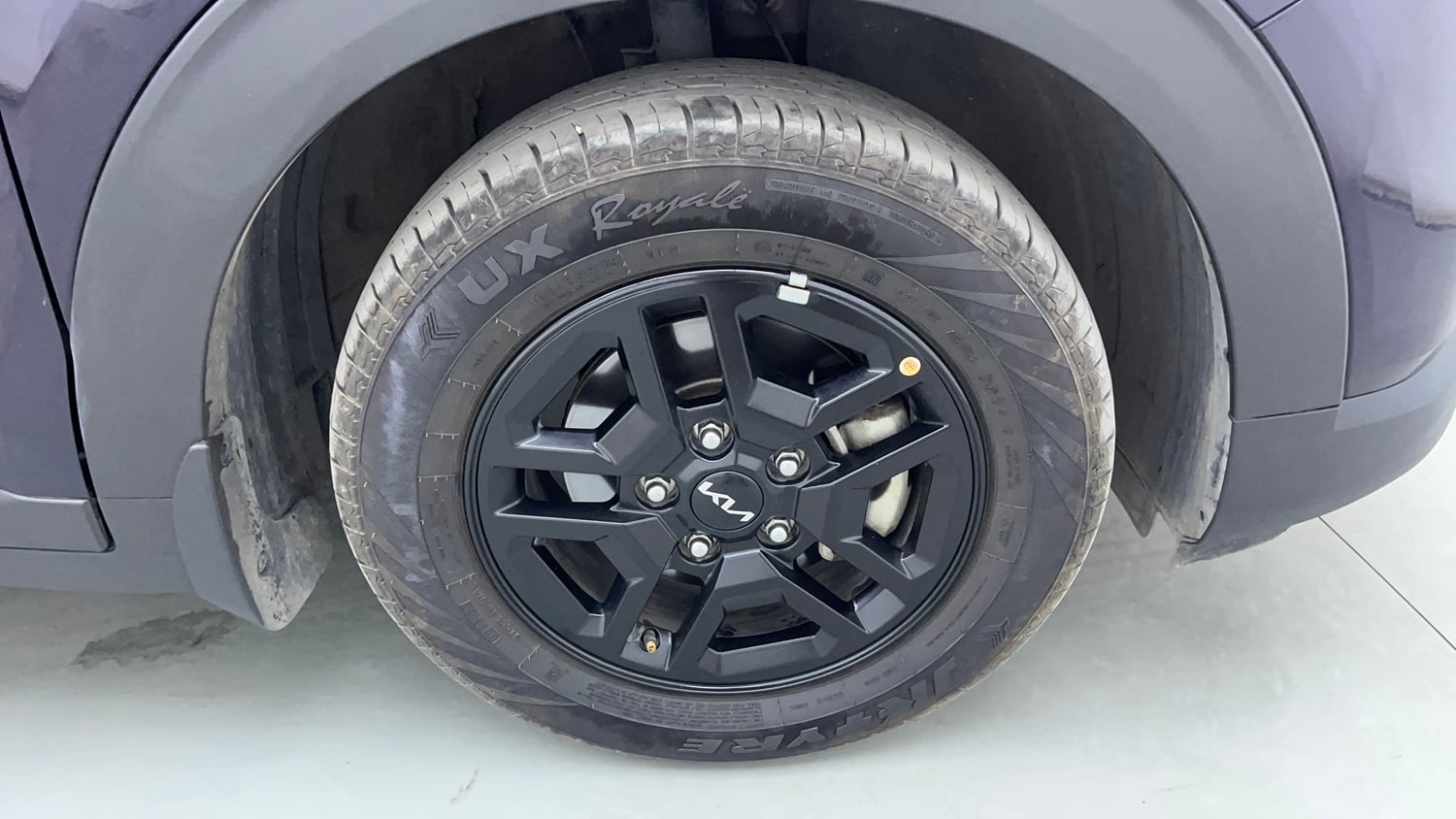 Used 2025 Kia Carens Clavis HTK 1.5 Petrol MT Petrol Manual tyres RIGHT FRONT TYRE RIM VIEW