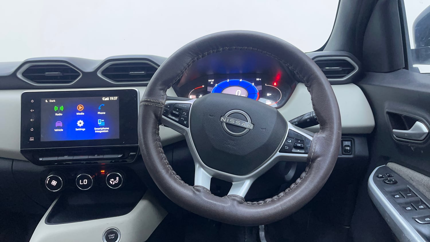 Used 2021 Nissan Magnite XV Turbo CVT Petrol Automatic interior STEERING VIEW