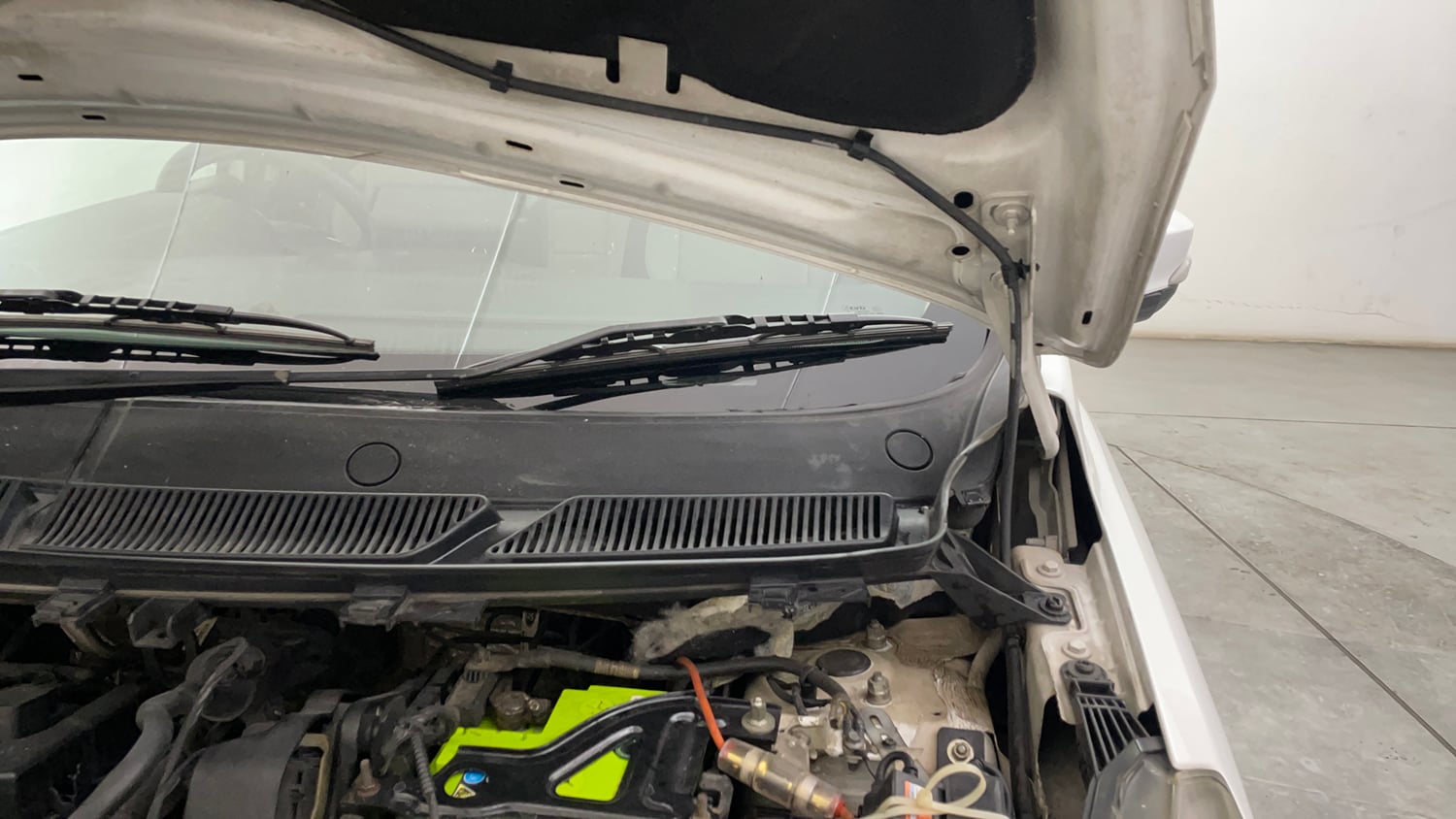 Used 2019 Ford Figo Titanium 1.5 Ti-VCT AT Petrol Automatic engine ENGINE LEFT SIDE HINGE & APRON VIEW