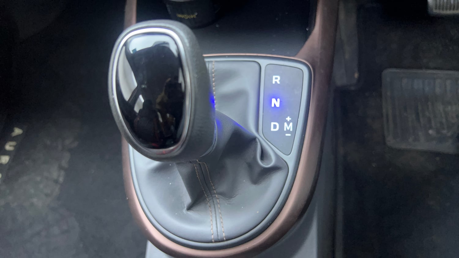 Used 2021 Hyundai Aura SX Plus 1.2 AMT Petrol Petrol Automatic interior GEAR  KNOB VIEW
