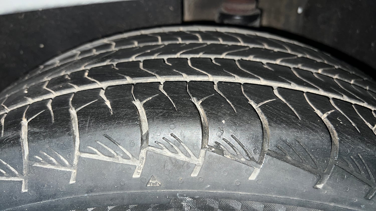 Used 2022 Hyundai Alcazar Signature (O) 6 STR 2.0 Petrol AT Dual Tone Petrol Automatic tyres LEFT REAR TYRE TREAD VIEW