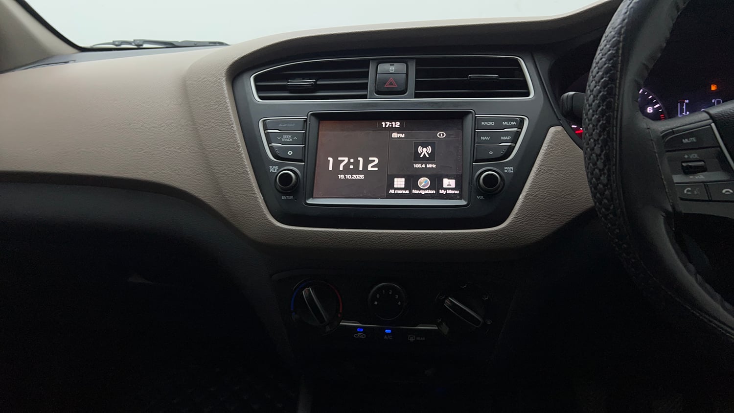 Used 2020 Hyundai Elite i20 Sportz Plus 1.2 Petrol Manual top_features Touch screen infotainment system