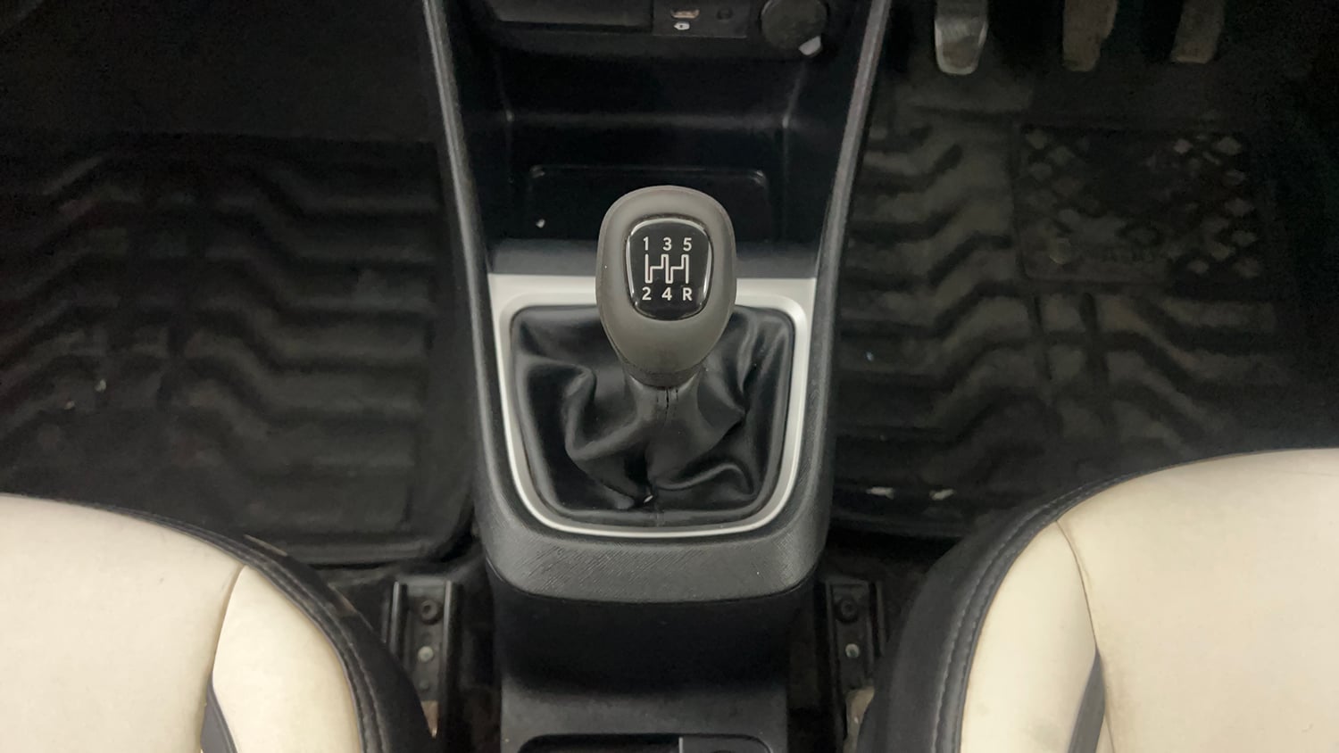 Used 2022 Tata Punch Accomplished Dazzle Pack MT Petrol Manual interior GEAR  KNOB VIEW
