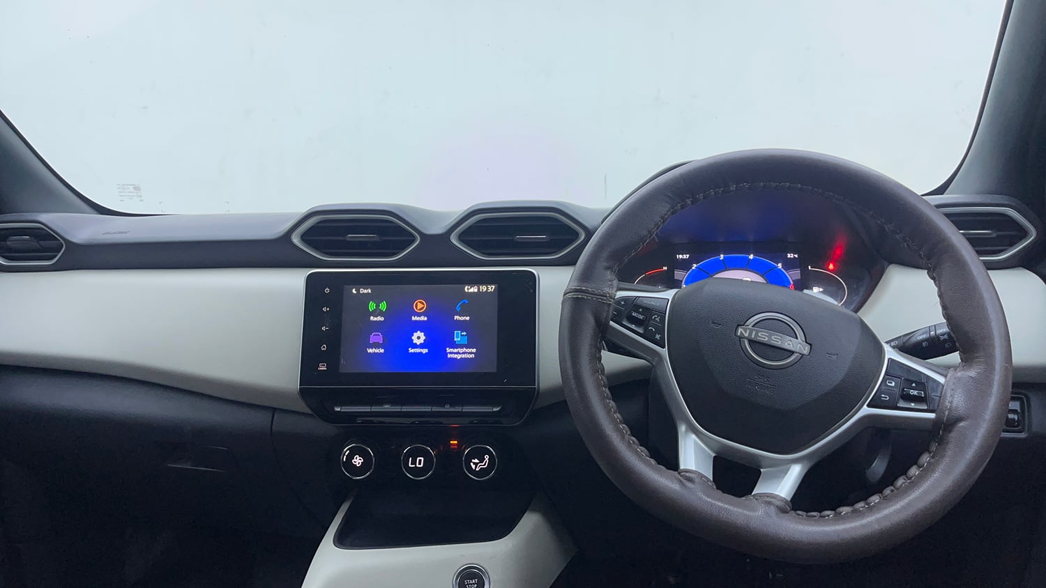 Used 2021 Nissan Magnite XV Turbo CVT Petrol Automatic interior DASHBOARD VIEW