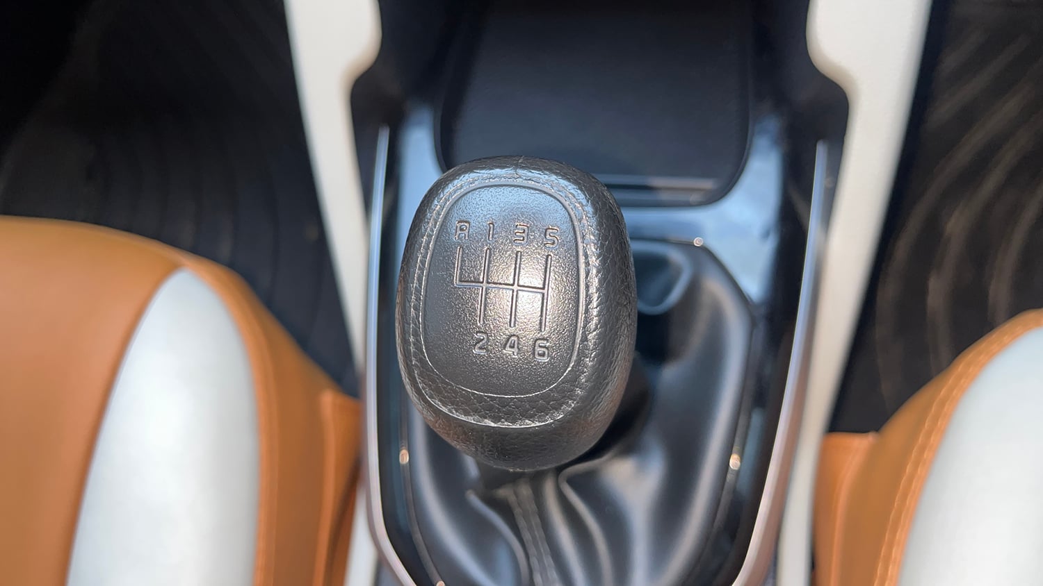 Used 2025 Kia Carens Clavis HTK 1.5 Petrol MT Petrol Manual interior GEAR  KNOB VIEW