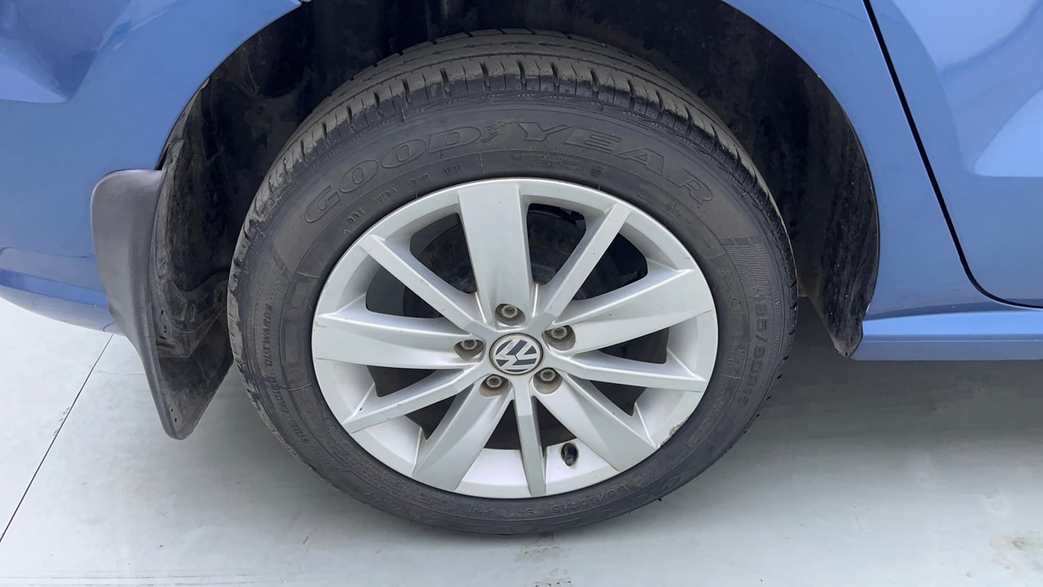 Used 2016 Volkswagen Ameo Highline1.2L (P) Petrol Manual tyres RIGHT REAR TYRE RIM VIEW