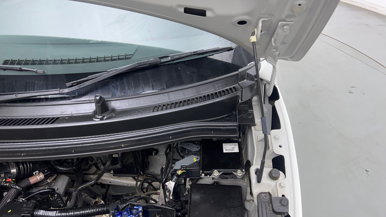 Used 2025 Maruti Suzuki Wagon R VXI 1.0 Petrol Manual engine ENGINE LEFT SIDE HINGE & APRON VIEW