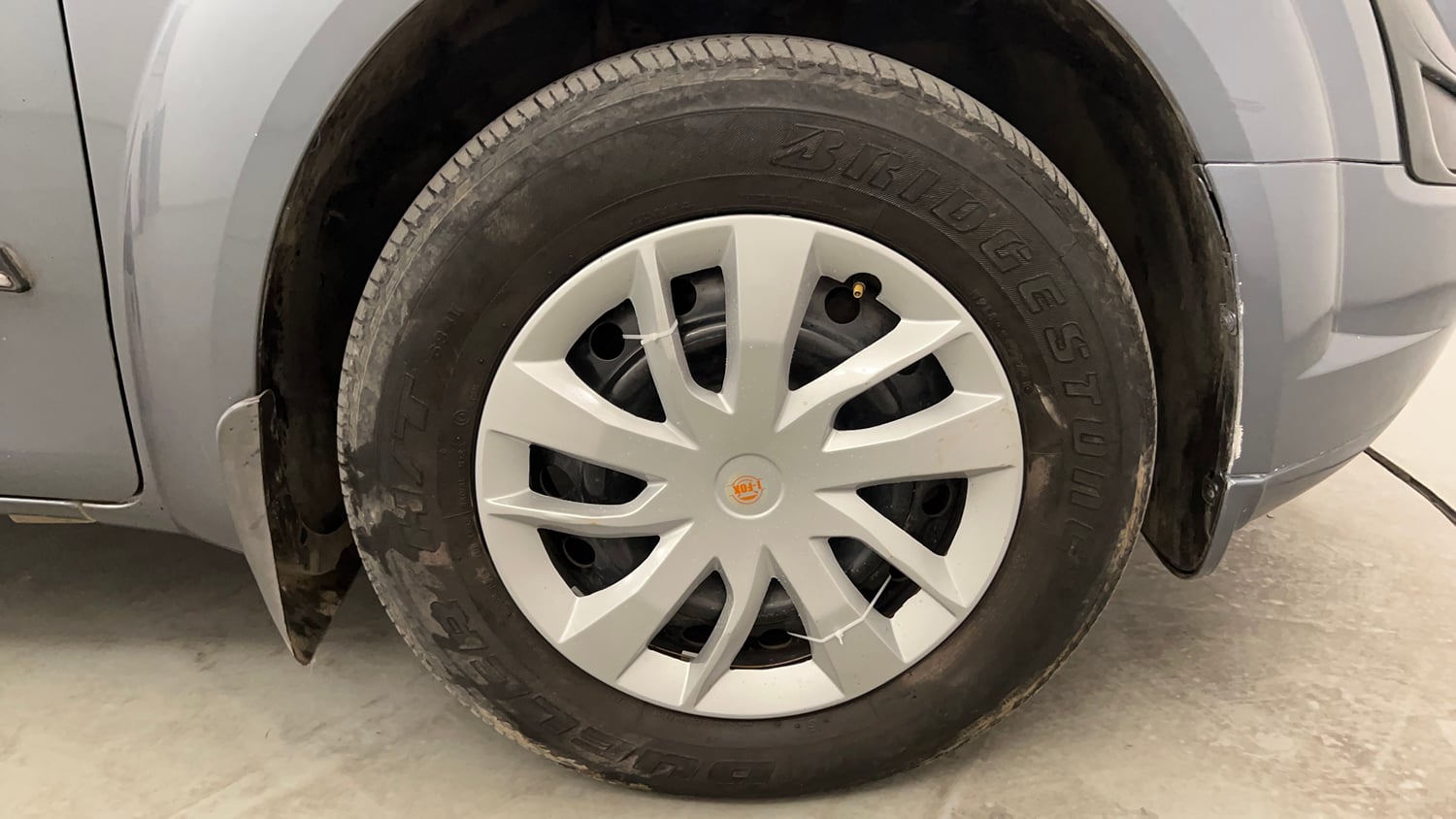 Used 2016 Mahindra XUV500 W4 Diesel Manual tyres RIGHT FRONT TYRE RIM VIEW