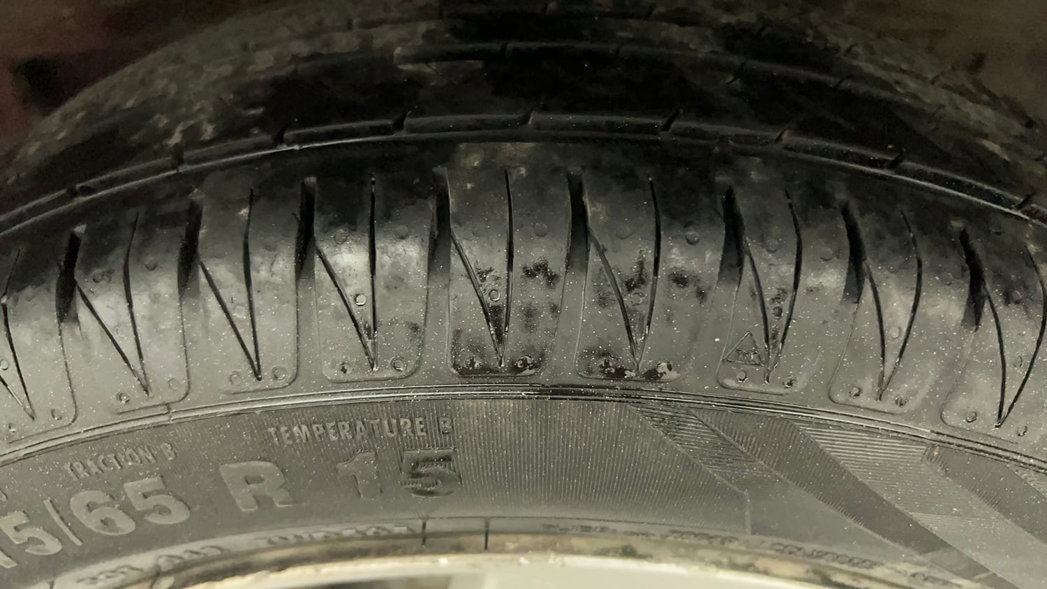 Used 2015 Honda Jazz V AT Petrol Petrol Automatic tyres LEFT REAR TYRE TREAD VIEW