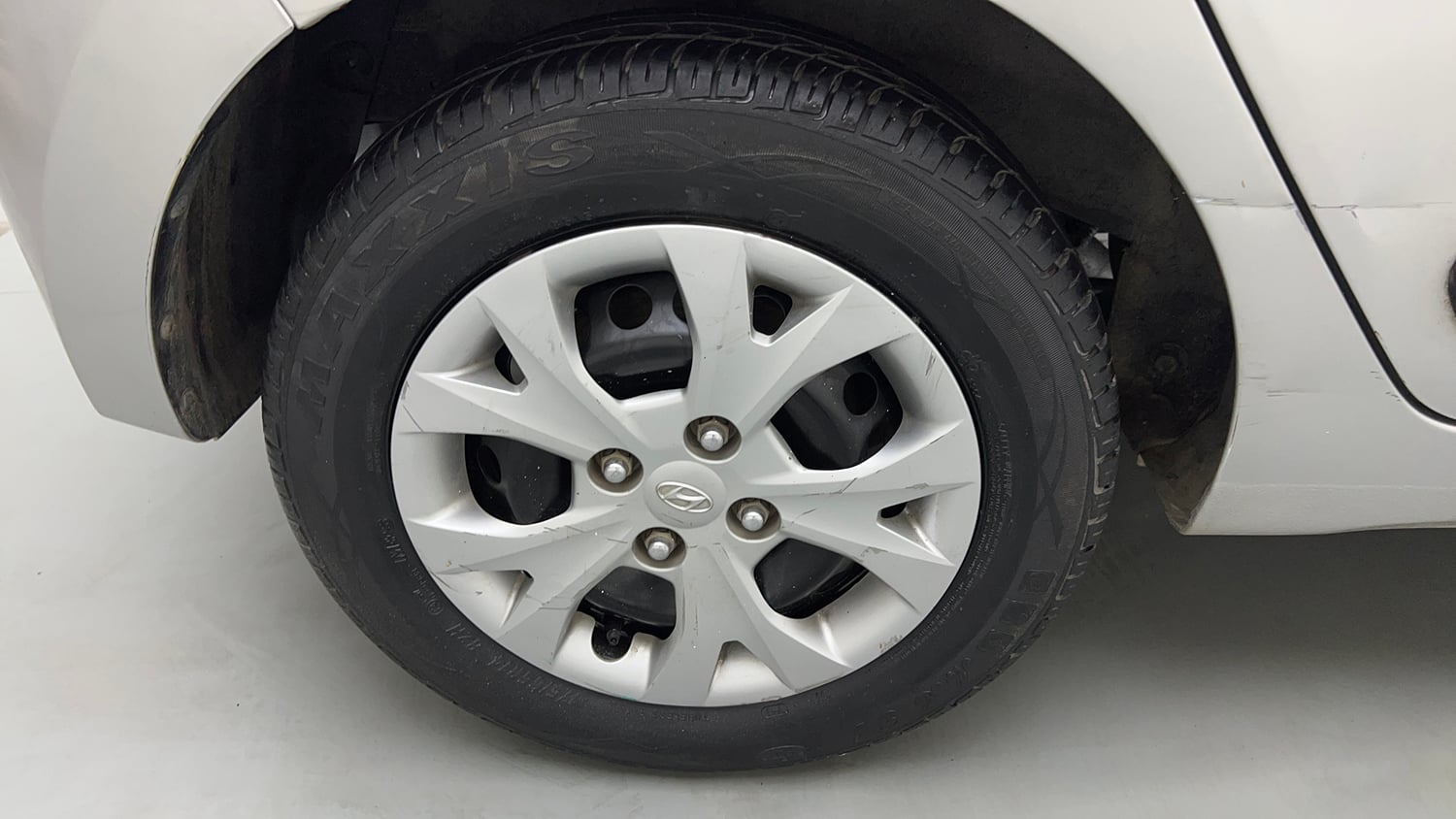 Used 2015 Hyundai Grand i10 Sportz 1.2 Kappa VTVT Petrol Manual tyres RIGHT REAR TYRE RIM VIEW