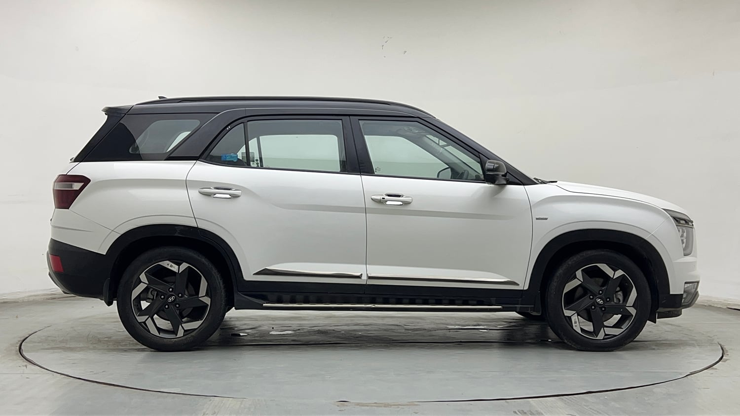 Used 2022 Hyundai Alcazar Signature (O) 6 STR 2.0 Petrol AT Dual Tone Petrol Automatic exterior RIGHT SIDE VIEW