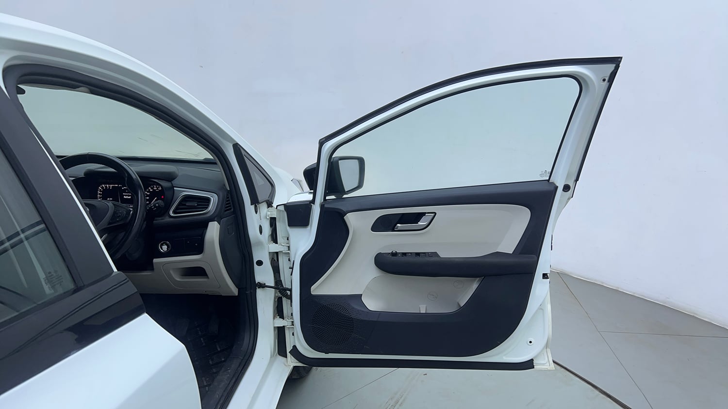 Used 2021 Tata Altroz XZ Petrol Petrol Manual interior RIGHT FRONT DOOR OPEN VIEW