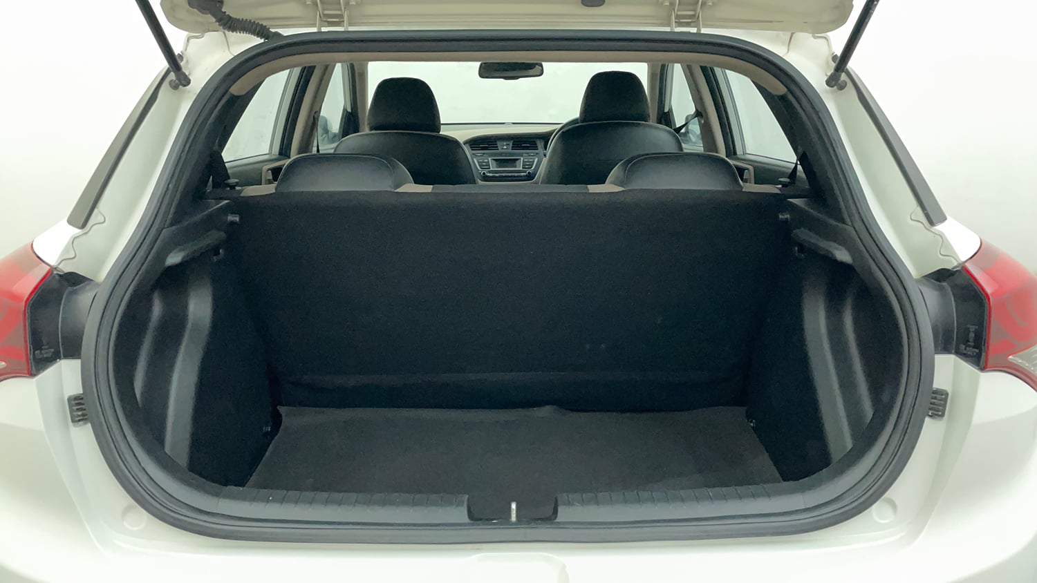 Used 2016 Hyundai Elite i20 Sportz 1.4 CRDI Diesel Manual interior DICKY INSIDE VIEW