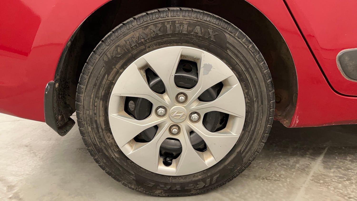 Used 2015 Hyundai Xcent S 1.2 Petrol Manual tyres RIGHT REAR TYRE RIM VIEW