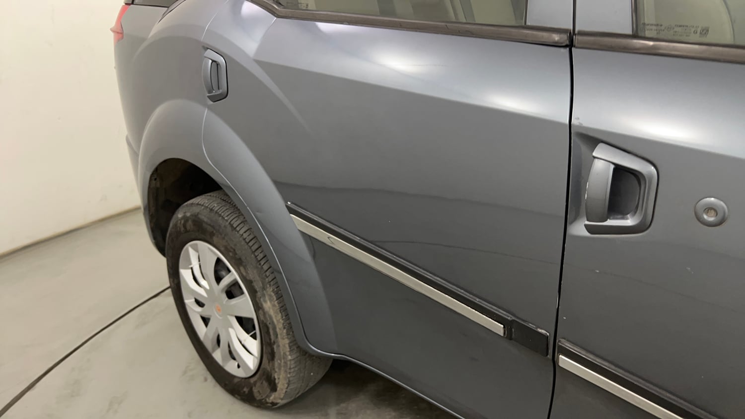 Used 2016 Mahindra XUV500 W4 Diesel Manual dents MINOR DENT