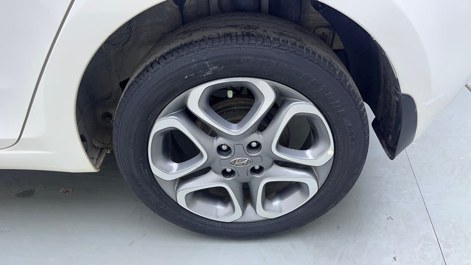 Used 2018 Hyundai Elite i20 Asta 1.2 Dual Tone Petrol Manual tyres LEFT REAR TYRE RIM VIEW