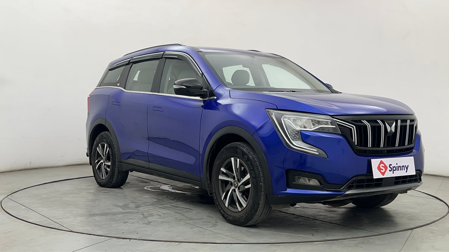 Used 2022 Mahindra XUV700 AX 5 Petrol MT 7 STR Petrol Manual exterior RIGHT FRONT CORNER VIEW