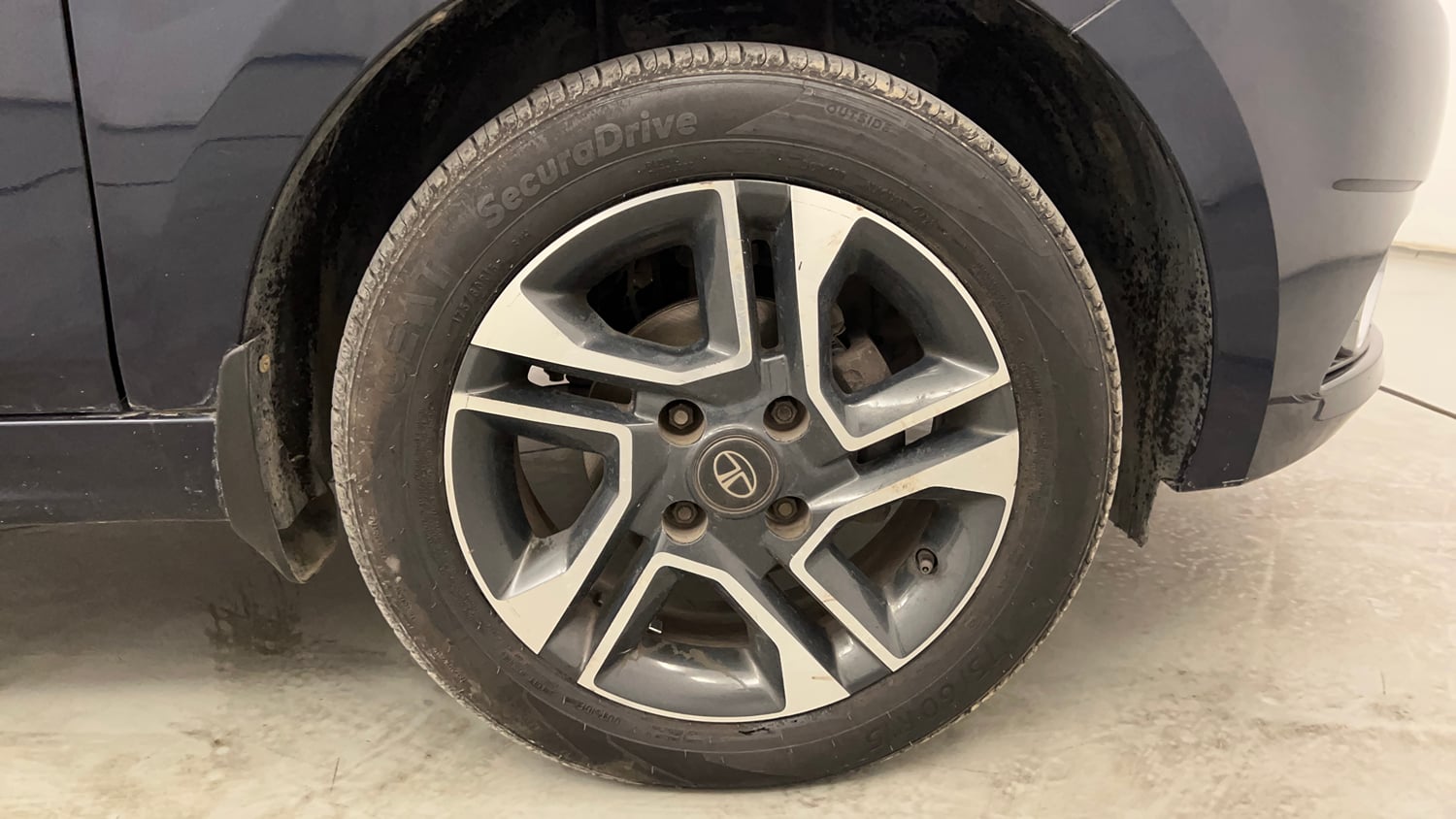 Used 2019 Tata Tigor Revotron XZA Petrol Automatic tyres RIGHT FRONT TYRE RIM VIEW