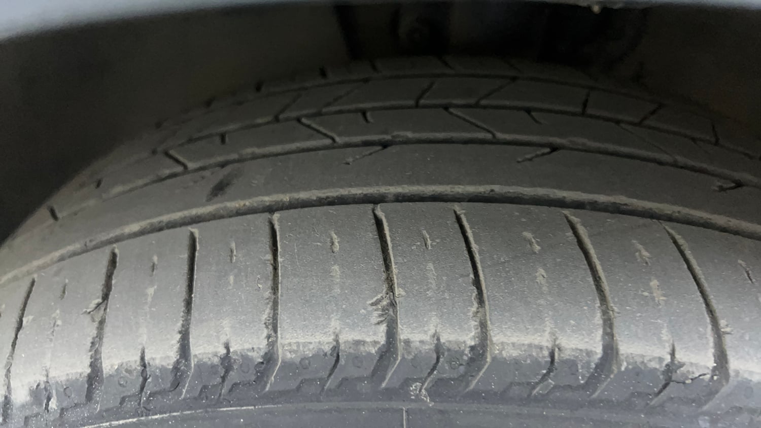 Used 2018 Volkswagen Ameo Highline1.2L Plus (P) 16 Alloy Petrol Manual tyres LEFT FRONT TYRE TREAD VIEW