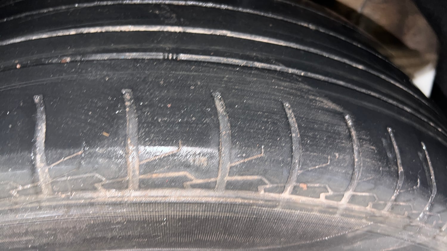 Used 2025 Kia Carens Premium (O) 1.5 Petrol 7 STR Petrol Manual tyres LEFT REAR TYRE TREAD VIEW