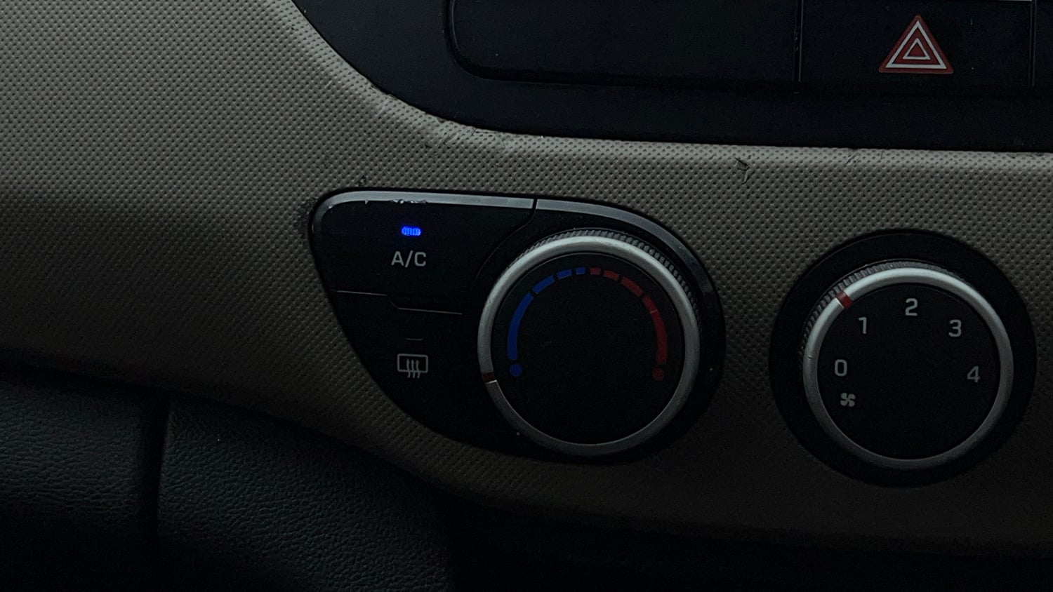 Used 2015 Hyundai Grand i10 Sportz 1.2 Kappa VTVT Petrol Manual top_features Rear defogger
