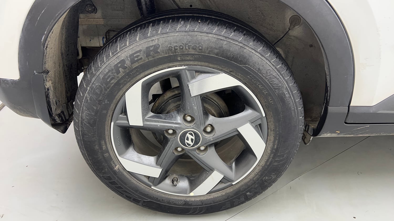 Used 2019 Hyundai Venue SX Plus 1.0 Turbo DCT Petrol Automatic tyres RIGHT REAR TYRE RIM VIEW