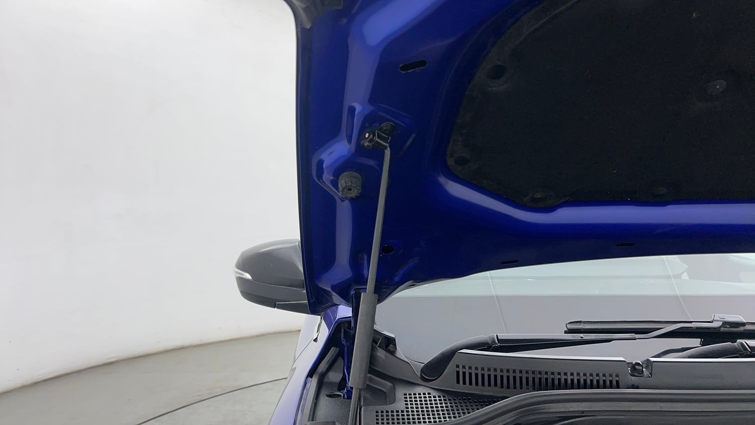 Used 2022 Mahindra XUV700 AX 5 Petrol MT 7 STR Petrol Manual engine ENGINE RIGHT SIDE HINGE & APRON VIEW