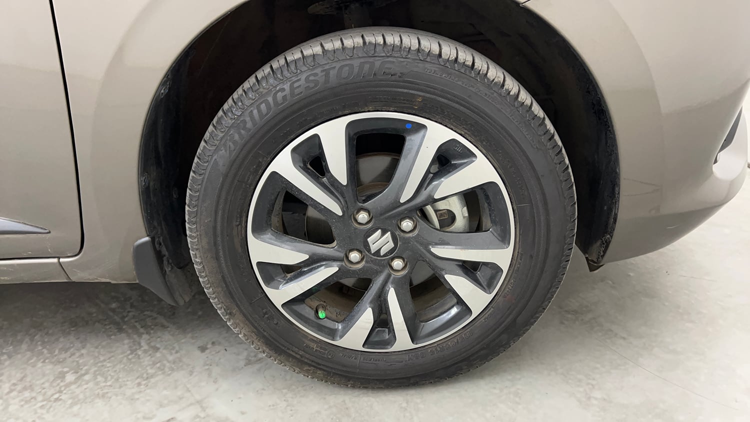Used 2025 Maruti Suzuki Swift ZXi Plus Petrol Manual tyres RIGHT FRONT TYRE RIM VIEW