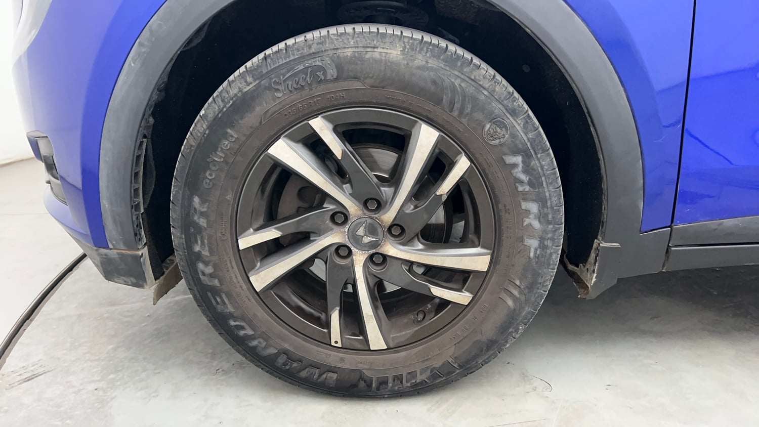 Used 2022 Mahindra XUV700 AX 5 Petrol MT 7 STR Petrol Manual tyres LEFT FRONT TYRE RIM VIEW
