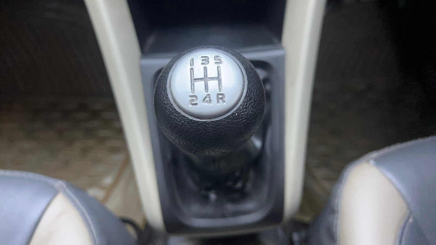 Used 2015 Maruti Suzuki Celerio ZXi Opt Petrol Manual interior GEAR  KNOB VIEW