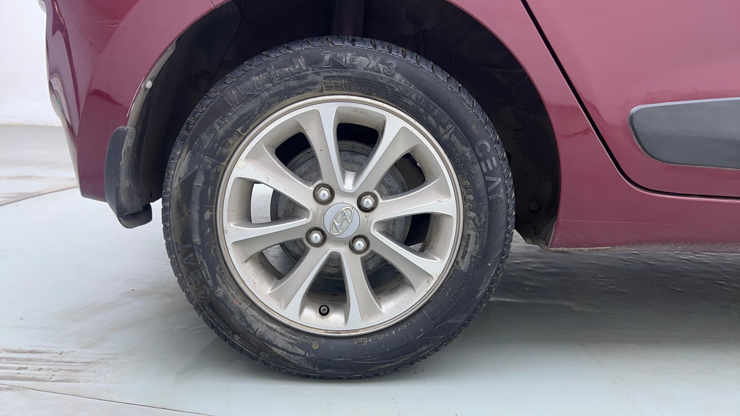 Used 2016 Hyundai Grand i10 Asta AT 1.2 Kappa VTVT Petrol Automatic tyres RIGHT REAR TYRE RIM VIEW