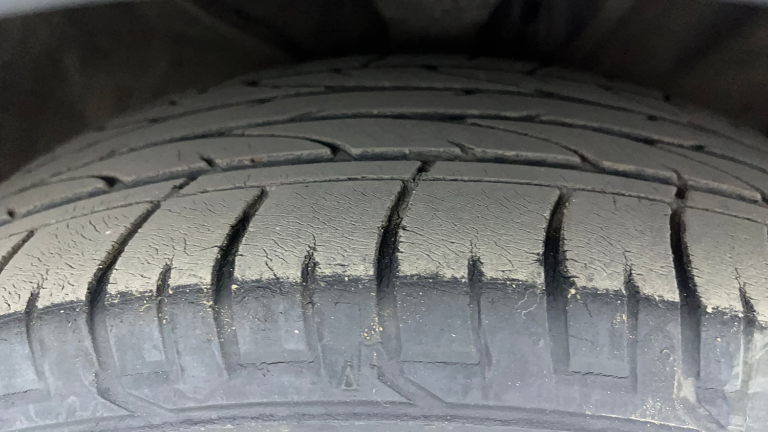 Used 2017 Hyundai Creta SX 1.6 CRDI (O) Diesel Manual tyres RIGHT FRONT TYRE TREAD VIEW