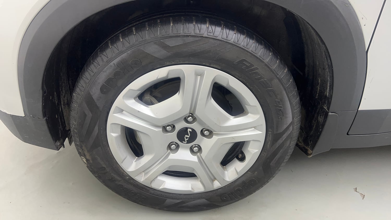 Used 2024 Kia Sonet HTK Plus 1.2 Petrol+Cng (outside fitted) Cng Manual tyres LEFT FRONT TYRE RIM VIEW