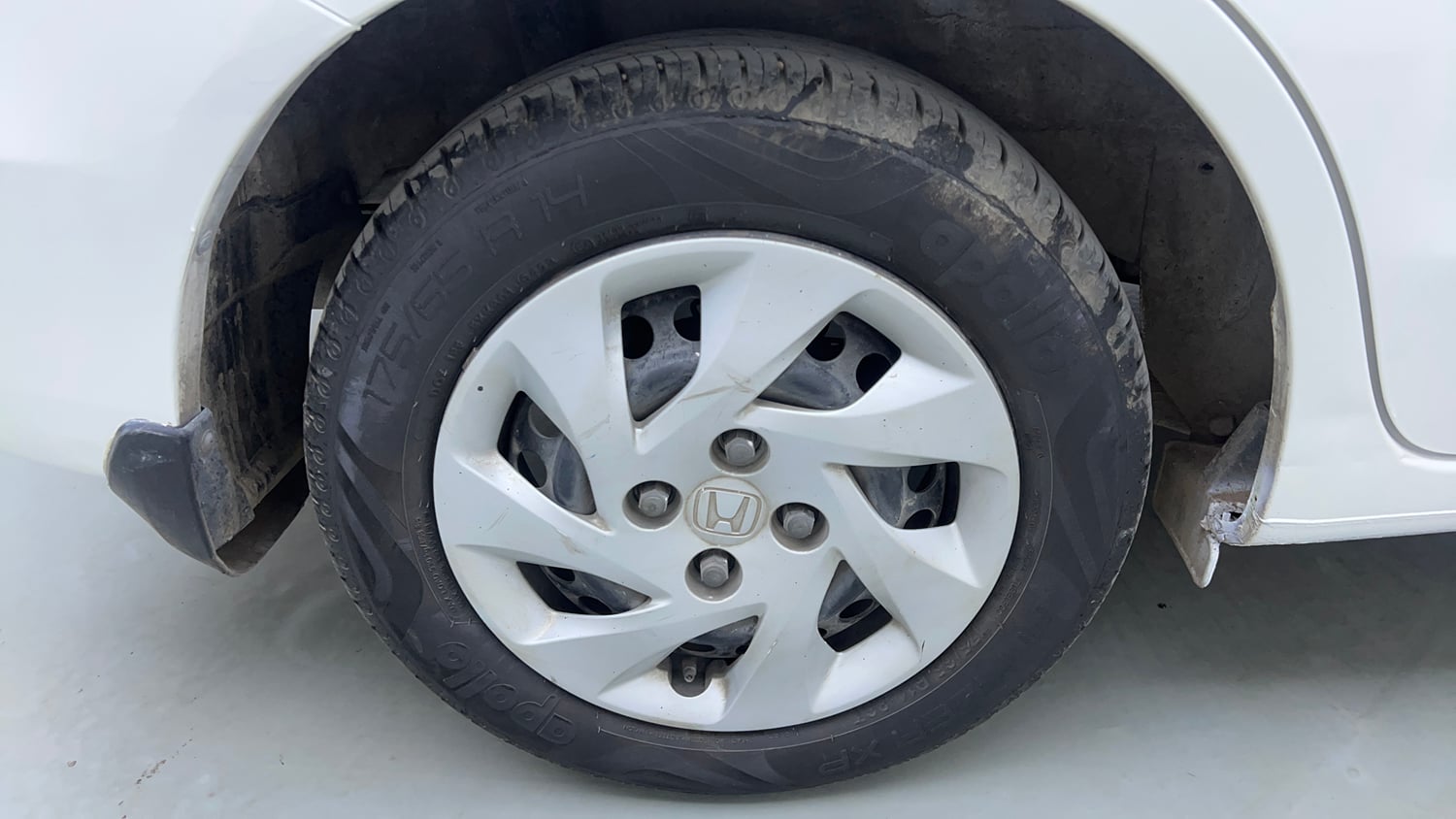 Used 2015 Honda Amaze 1.5 S i-DTEC Diesel Manual tyres RIGHT REAR TYRE RIM VIEW