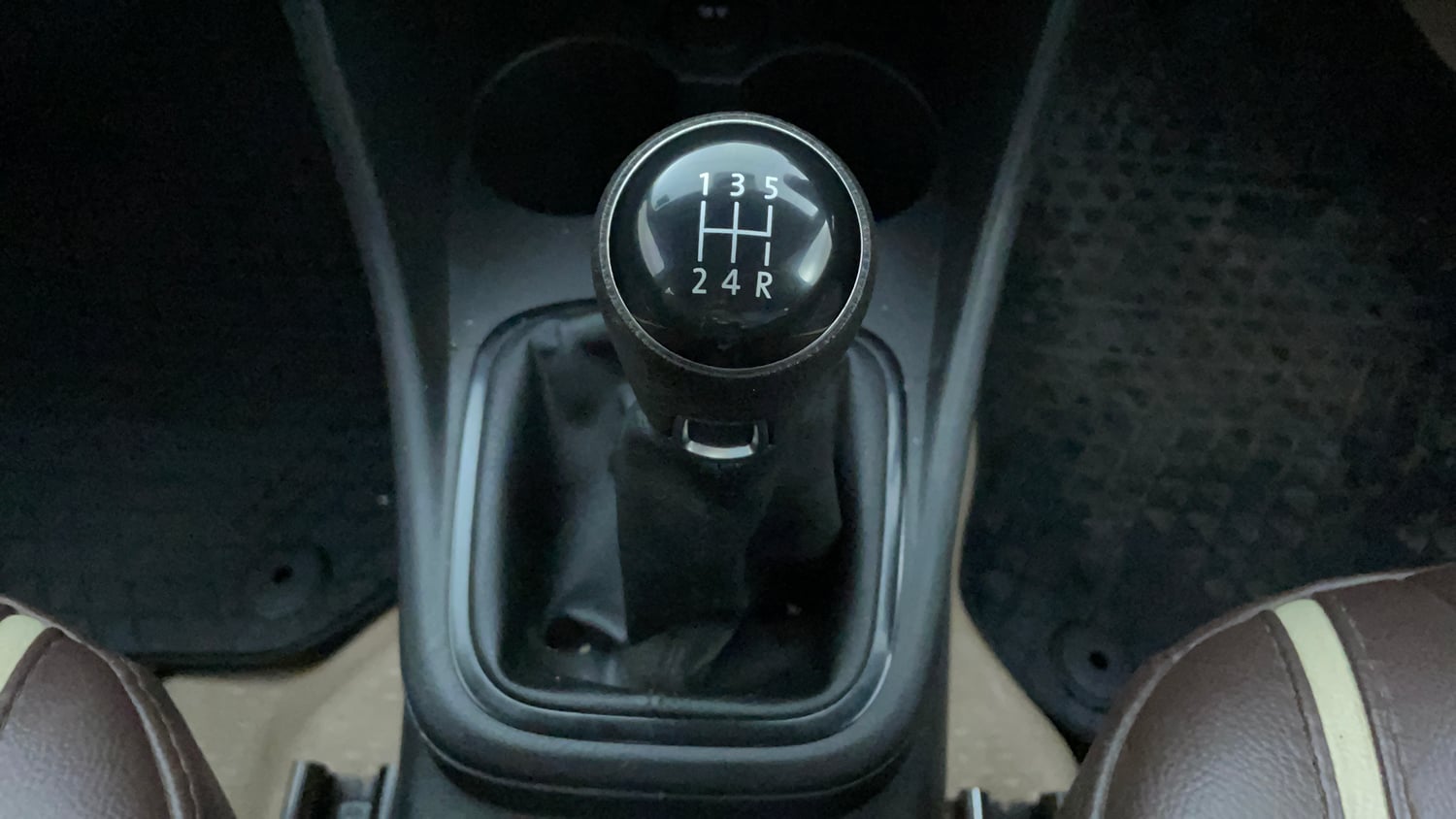 Used 2019 Volkswagen Ameo Comfortline 1.0L (P) Petrol Manual interior GEAR  KNOB VIEW