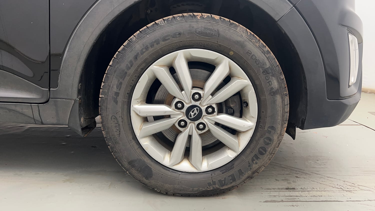 Used 2017 Hyundai Creta SX Plus 1.6  Petrol Petrol Manual tyres RIGHT FRONT TYRE RIM VIEW