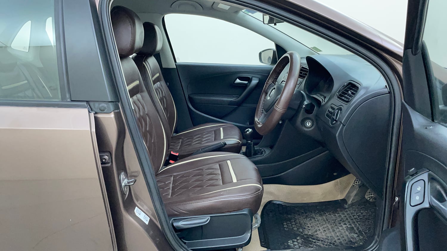 Used 2019 Volkswagen Ameo Comfortline 1.0L (P) Petrol Manual interior RIGHT SIDE FRONT DOOR CABIN VIEW