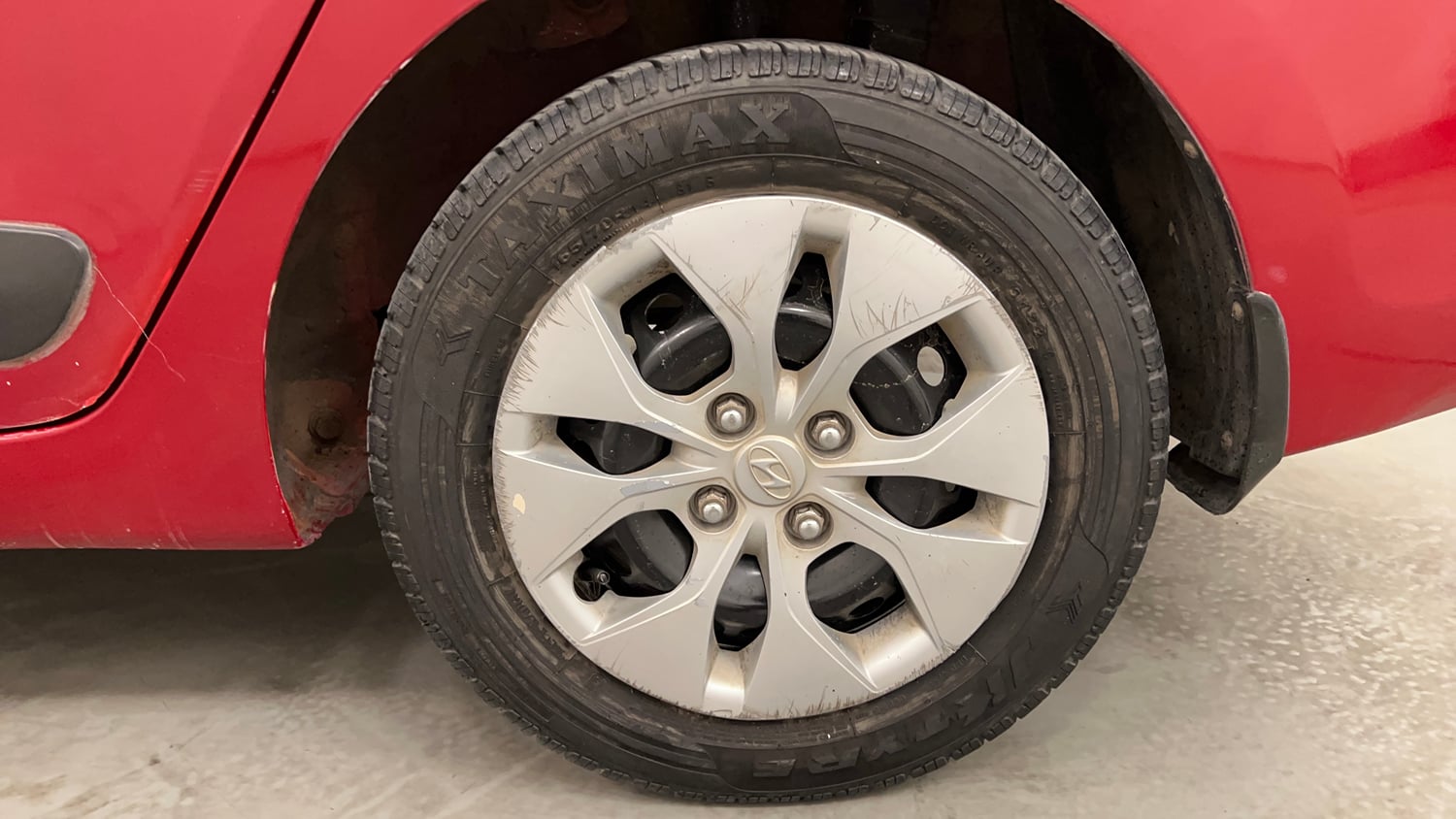 Used 2015 Hyundai Xcent S 1.2 Petrol Manual tyres LEFT REAR TYRE RIM VIEW
